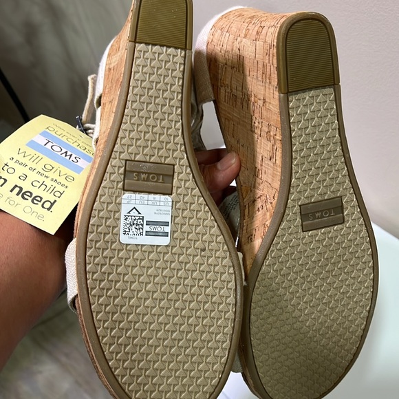 Toms Cream and Brown Wedge Shoes Comfortable Style - Picture 4 of 5